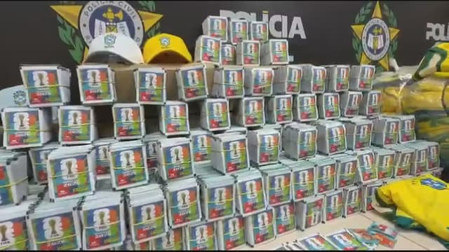 Polícia Civil apreende 200 mil figurinhas falsificadas da Copa do Mundo em Nova Iguaçu
